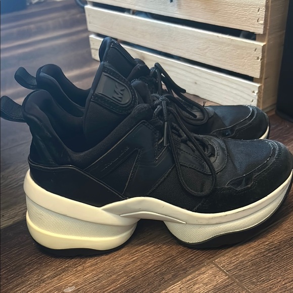 Chic Black Sneakers with White Sole - Picture 1 of 6